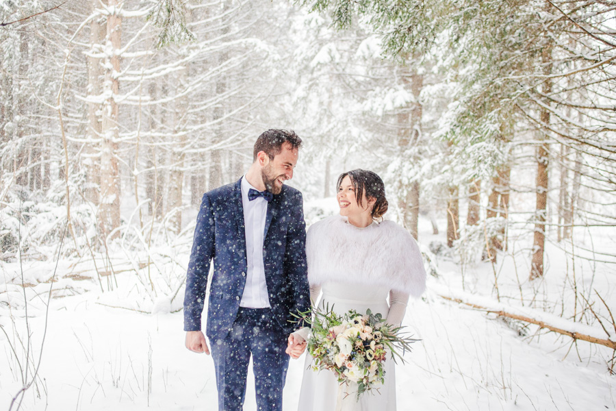 Photographe de mariage à la montagne en hiver