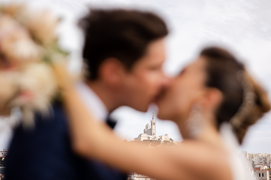 Les mariés s'embrassent à Marseille devant Notre-Dame de la Garde