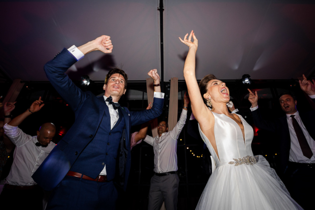 Les mariés dansent dès leur entrée pour la soirée du mariage à Marseille