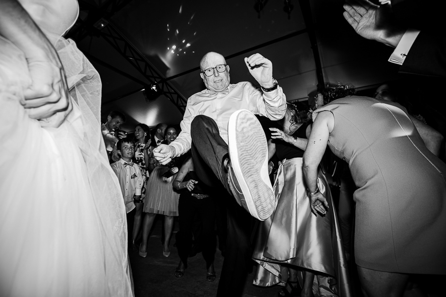 Danse des invités pour la soirée dansante du mariage à marseille