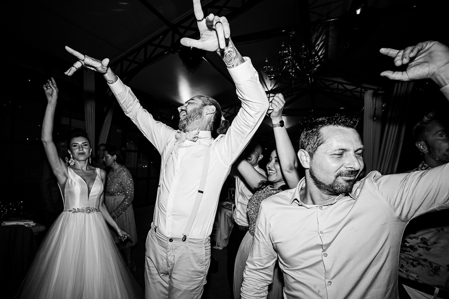 Les invités dansent pour une soirée festive de mariage à Marseille