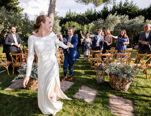 Les mariés quittent la cérémonie de mariage dans les Alpilles en Provence