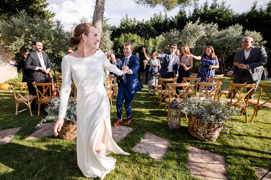 Les mariés quittent la cérémonie de mariage dans les Alpilles en Provence