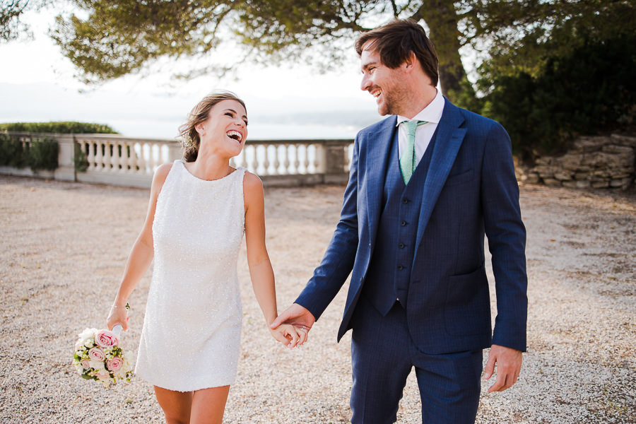 Séance photo de couple de mariés à Marseille dans un parc