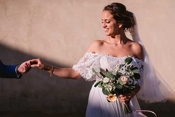 Portrait photo d'une mariée qui tient la main du marié dans les Bouches-du-Rhone