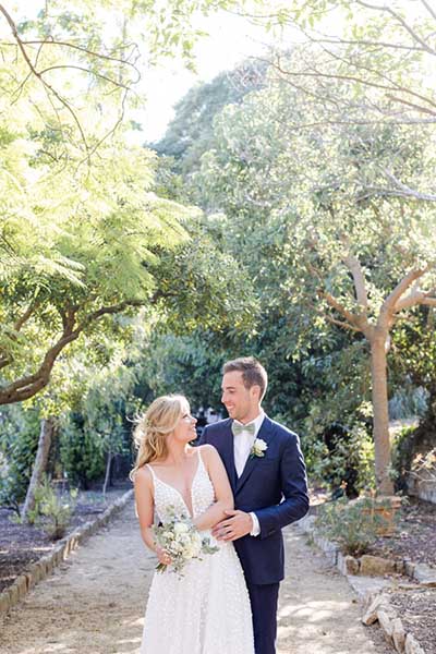 Séance photo de couple de mariage en Provence dans un jardin