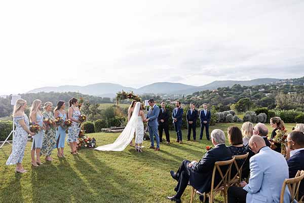 Cérémonie de mariage sur le jardin terrasse du Domaine de la Croix