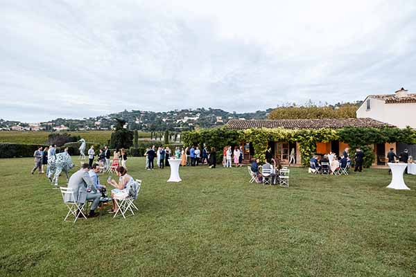 Photo du jardin terrasse sur lequel est organisé le cocktail du mariage au Domaine de la Croix