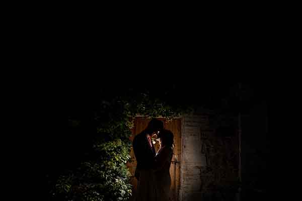 Séance photo de couple des mariés la nuit au Moulin des Gaffins