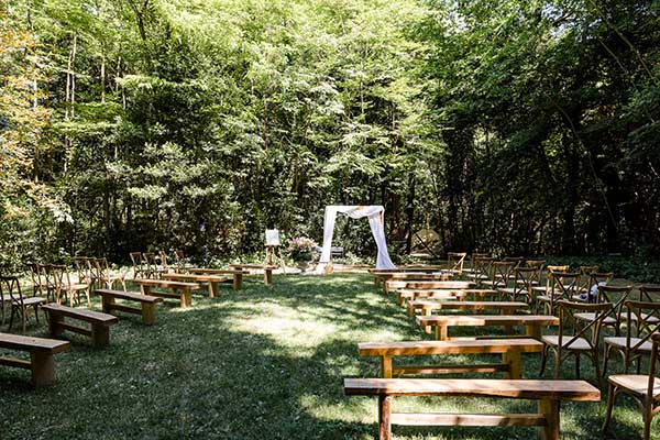 Espace de cérémonie de mariage au cœur du parc du Château des Barrenques