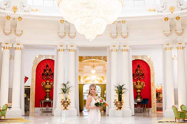 Portrait photo de la mariée sous la grande verrière de l'hôtel Negresco à Nice