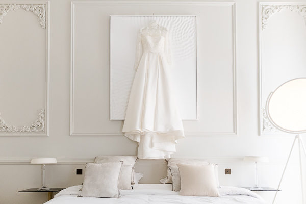 Photo de robe de mariée au Château les Trois Fontaines