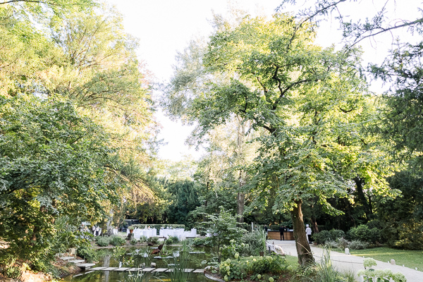 Photo de l'espace cocktail de mariage dans le parc du Château les Trois Fontaines