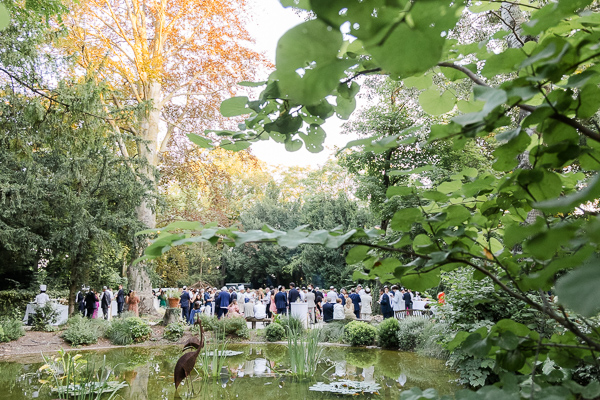 Photo lors du cocktail de mariage au Château les Trois Fontaines