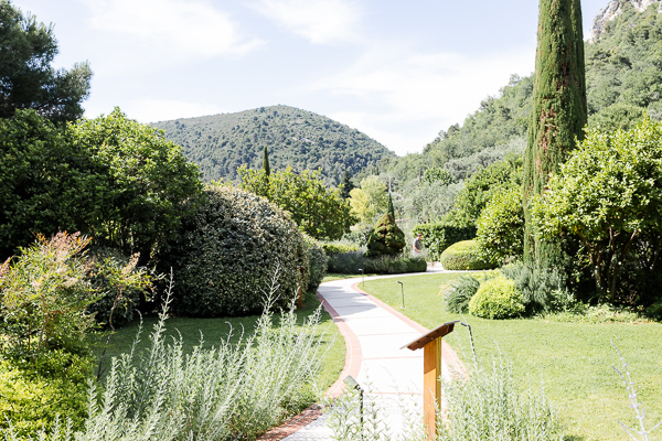 Photo de l'allée du jardin du Château Spa Saint-Martin