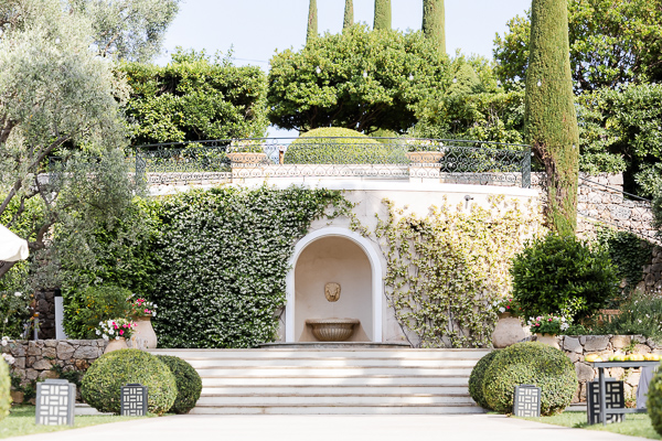 Photo escalier pour les mariés du Château Spa Saint-Martin