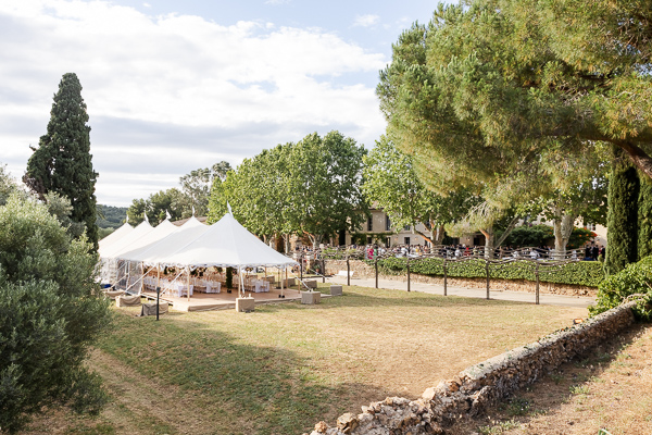 Photo de la tente pour le diner de mariage au Clos Mireille Domaine Ott