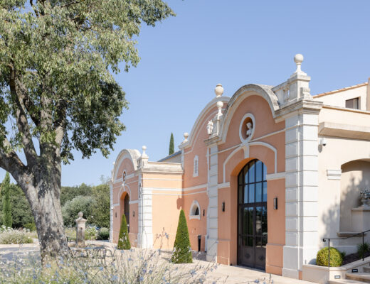 Terrasse extérieure et salle de réception du Domaine de la Galinière