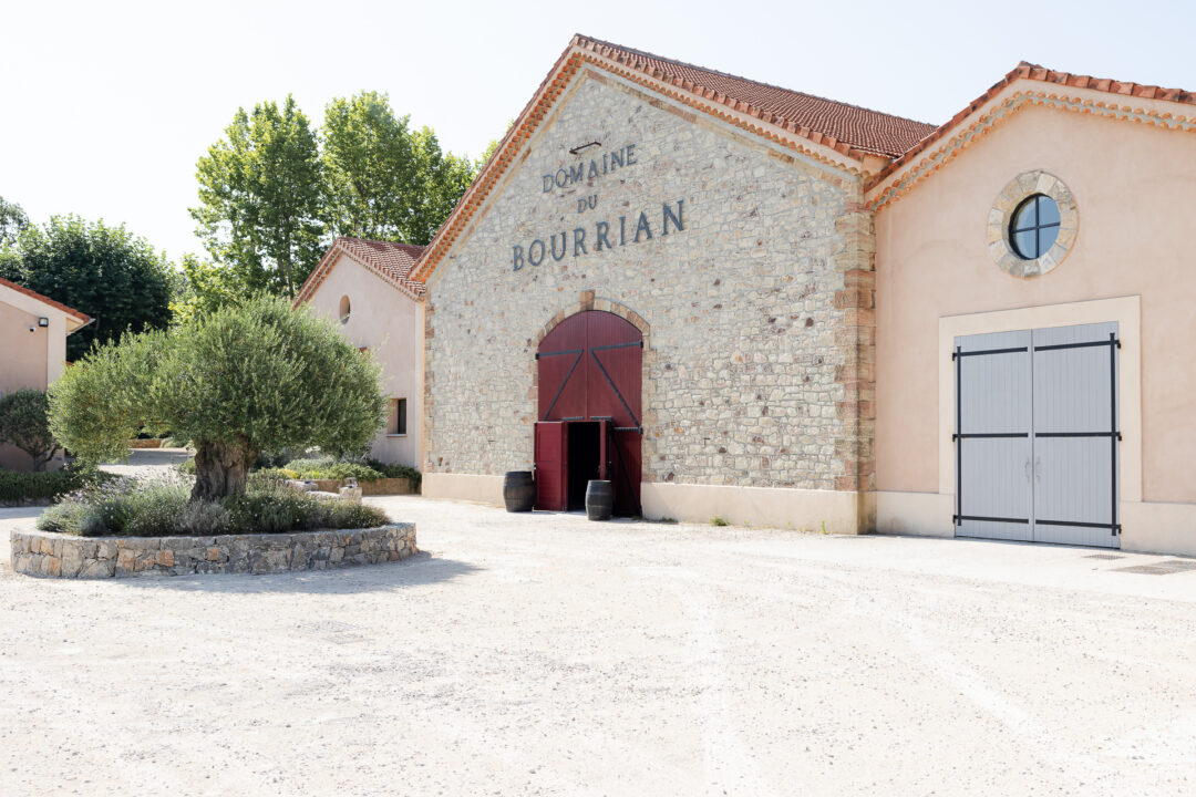 Bâtiment et cave principale du Domaine du Bourrian