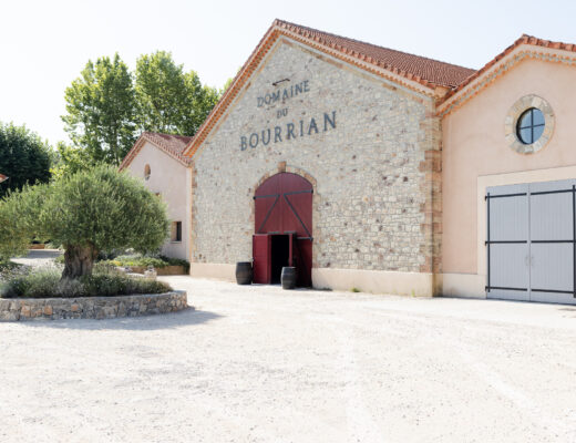 Bâtiment et cave principale du Domaine du Bourrian