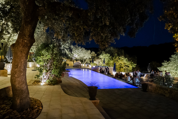 Photo de la piscine de nuit du Domaine du Grand Belly