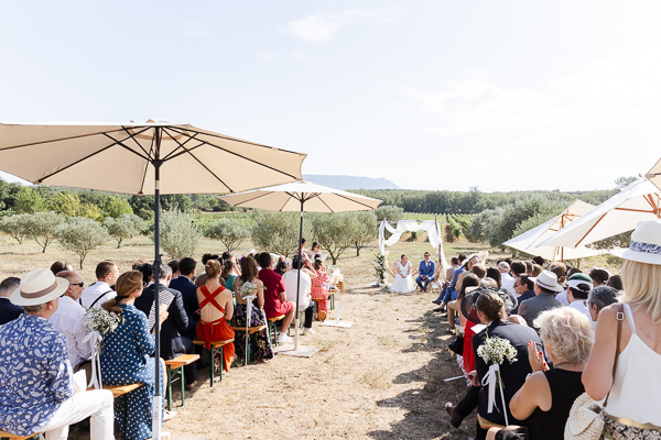 Cérémonie de mariage en extérieur au Mas de la Marotte