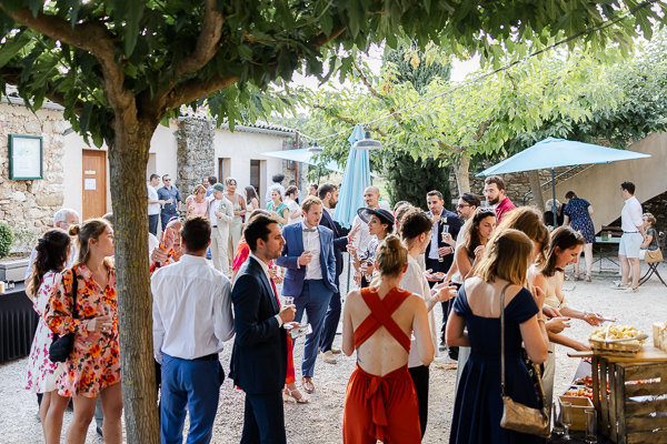 Photos des invités pendant le cocktail au Mas de la Marotte