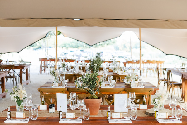 Photo des tables pour le diner de mariage au Mas de la Marotte