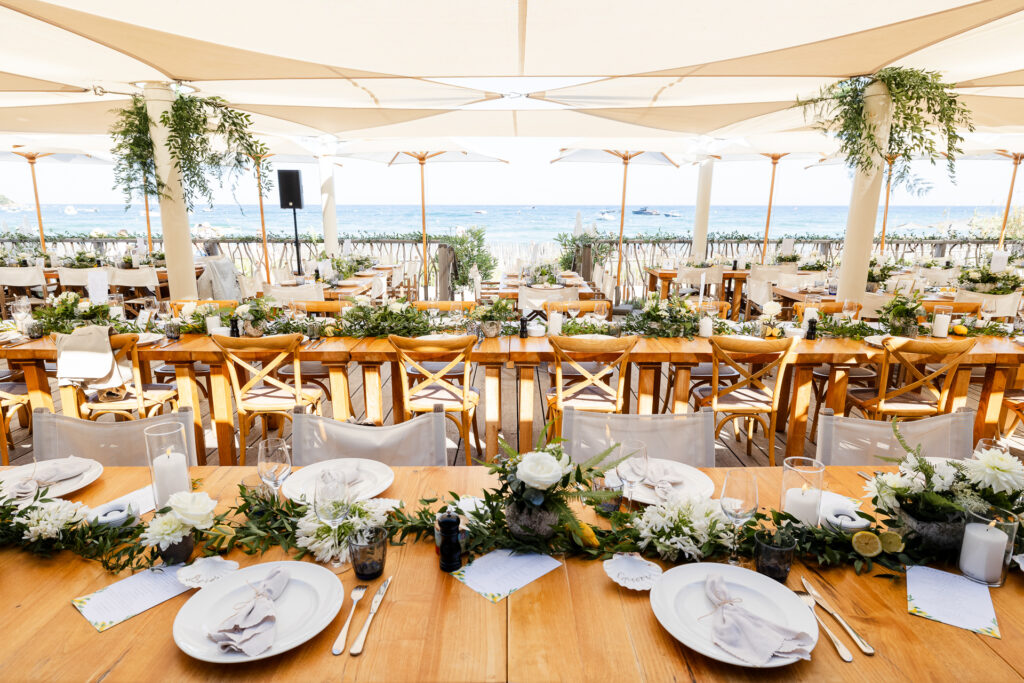 Photographe de mariage à la plage privée de Pampelonne Le 1051 à Ramatuelle