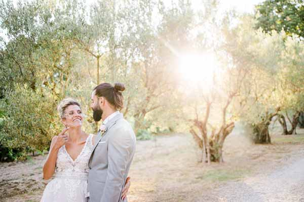 Portrait de mariés dans une oliveraie en Provence à la lumière du soir.