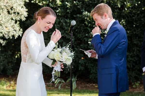 Rires et émotion partagés entre les mariés durant l'échange des vœux.