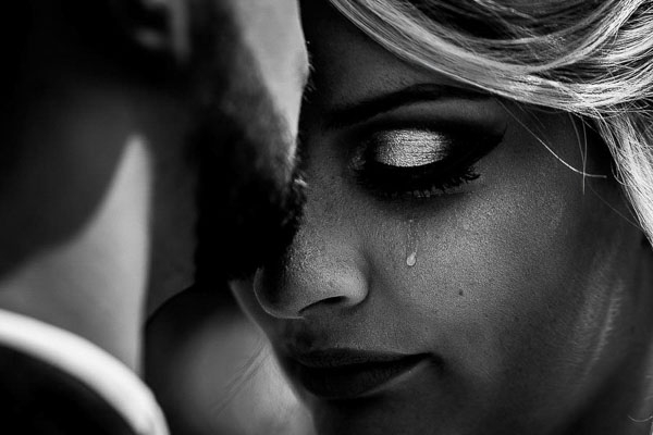 Portrait noir et blanc d'une mariée laissant échapper une larme d'émotion.