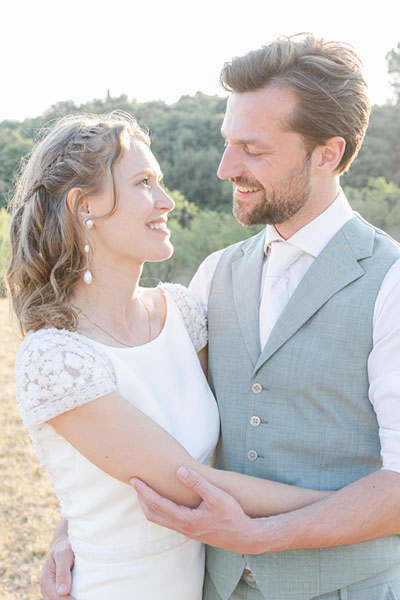 Portrait de couple complice lors d'un mariage à Aix-en-Provence sous une lumière douce de fin de journée.
