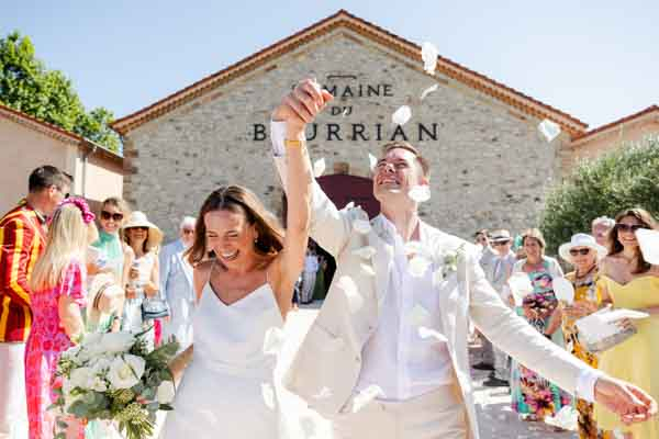 Sortie de cérémonie au Domaine du Burrian sous une pluie de pétales, Provence.