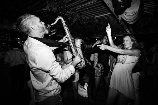 Saxophoniste jouant en live pendant la soirée de mariage.