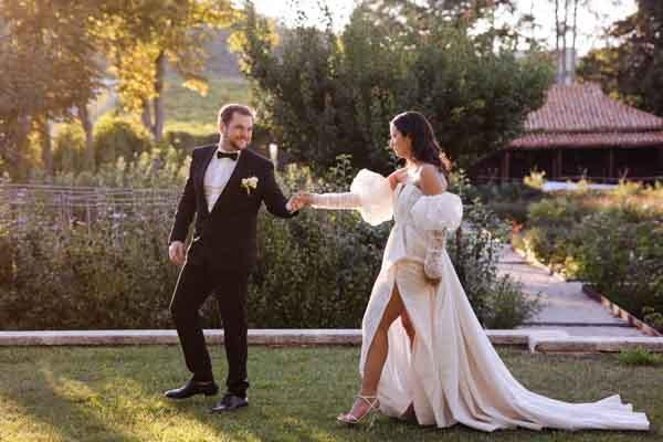 Séance couple dans un jardin en Provence avec lumière de fin de journée.