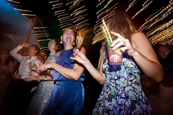 Danse des invités lors d'une soirée de mariage en Provence.