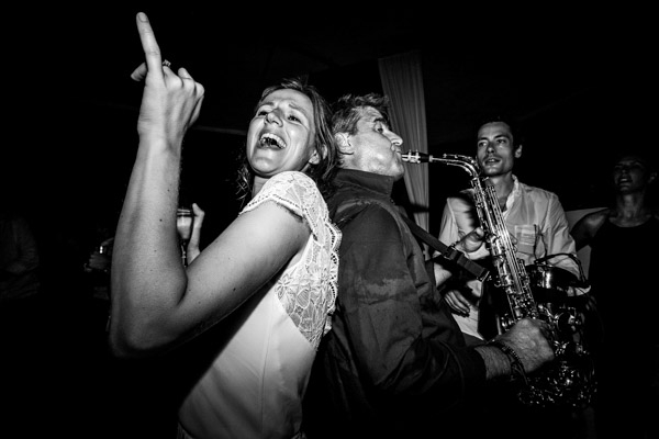 Mariée dansant avec un saxophoniste lors de la soirée de mariage.