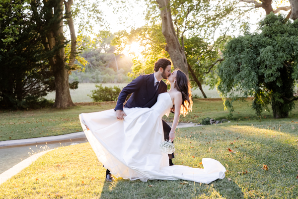 Couple de mariés s'embrassant dans les jardins à la française du Château de Valmousse.