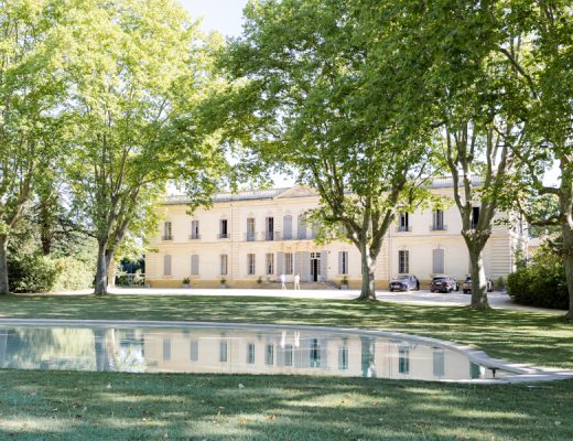 Vue de la façade majestueuse du Château de Valmousse à Lambesc pour un mariage en Provence.