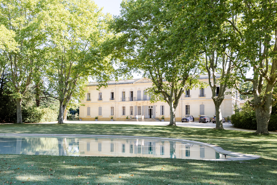 Vue de la façade majestueuse du Château de Valmousse à Lambesc pour un mariage en Provence.