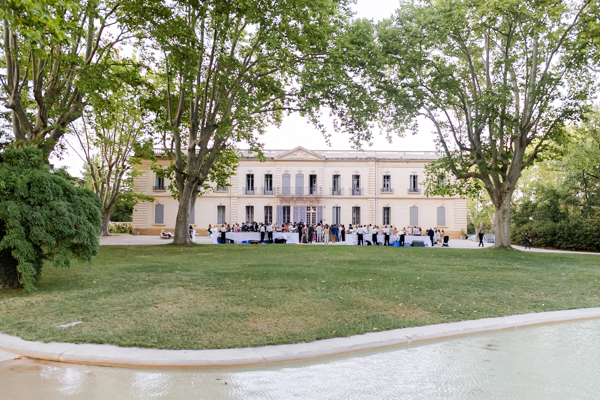Invités partageant un moment de convivialité lors du cocktail dans la cour du château.
