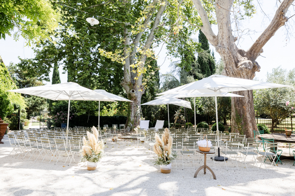 Décoration de la cérémonie laïque avec des chaises blanches et des compositions florales de pampa à la Bastide du Régent.