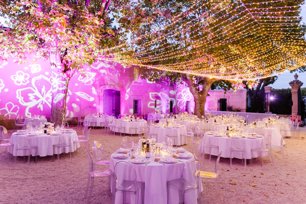 Centre de table fleuri et décoration élégante lors d'un mariage au Château de Valmousse.