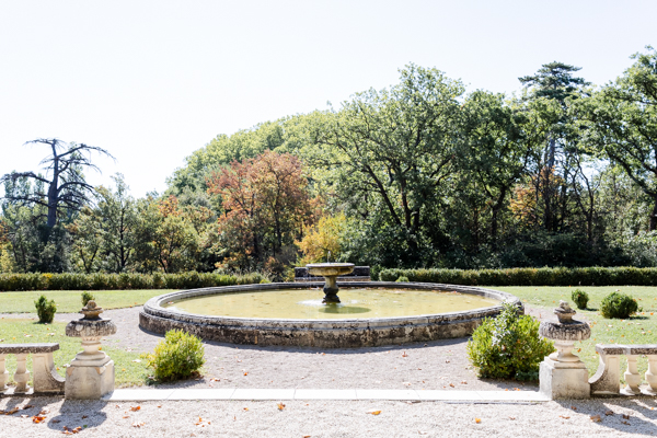 Gros plan sur les détails architecturaux et la fontaine du Château de Valmousse.