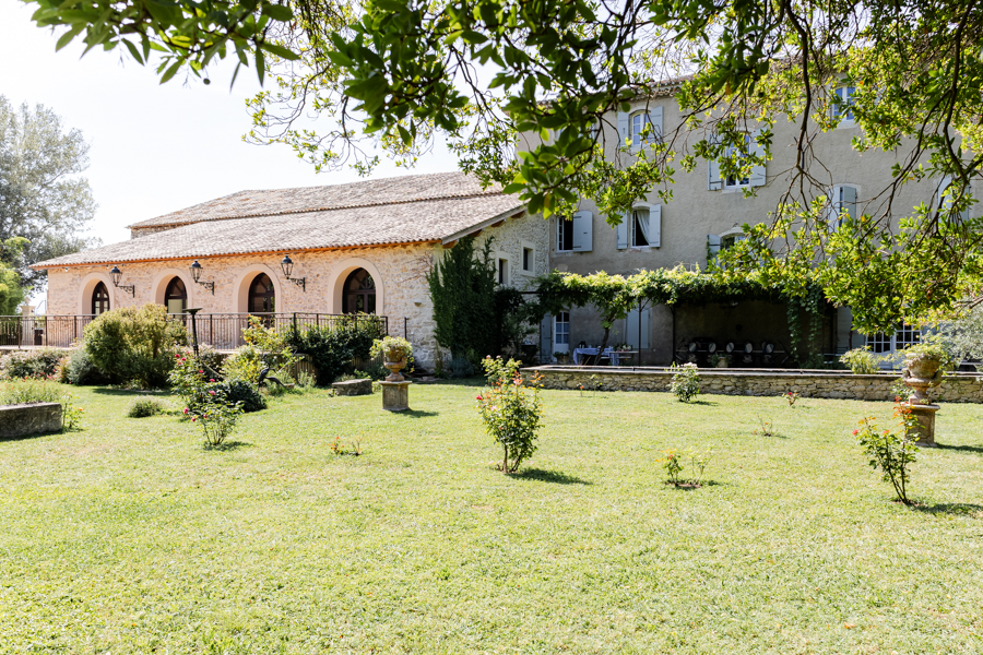 Le Domaine de Romanil, mas provençal et sa salle de réception pour un mariage à Saint-Rémy-de-Provence au cœur des Alpilles.