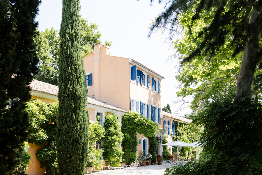 Façade ocre aux volets bleus de la Bastide du Régent, lieu de réception de mariage de charme à L'Isle-sur-la-Sorgue.
