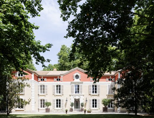 Élégante façade du Château de Vergières, lieu de réception de mariage de prestige à Saint-Martin de Crau dans les Bouches-du-Rhône.