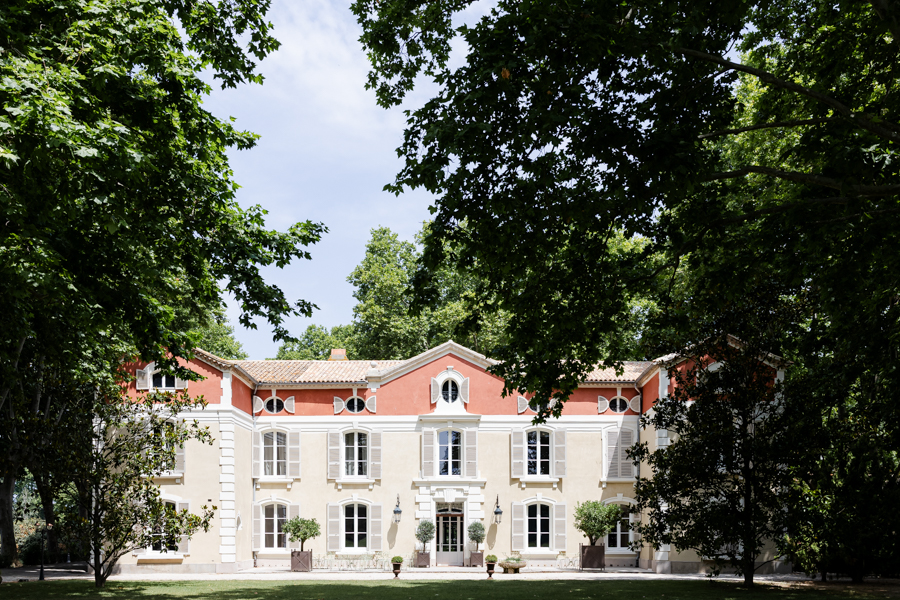 Élégante façade du Château de Vergières, lieu de réception de mariage de prestige à Saint-Martin de Crau dans les Bouches-du-Rhône.
