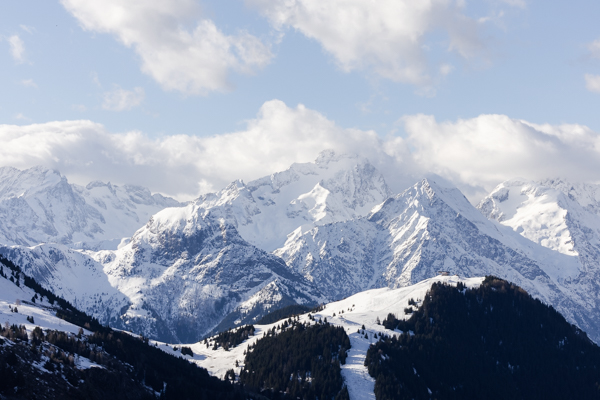 Vue panoramique sur les massifs enneigés de l'Alpe d'Huez pour un mariage d'hiver.